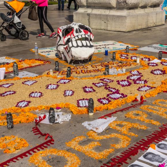 Día de Muertos und politische Situation