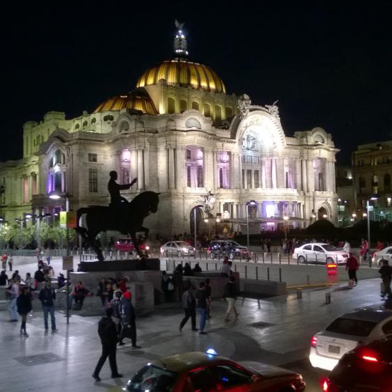 Palast der Schönen Künste bei Nacht