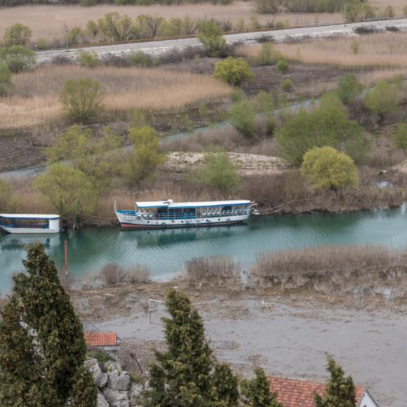 Ausflugsboot bei Virpazar