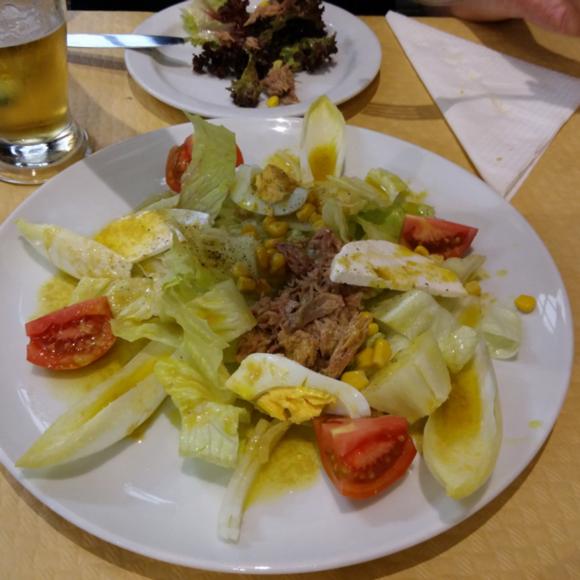 Cerveza y ensalada de atun