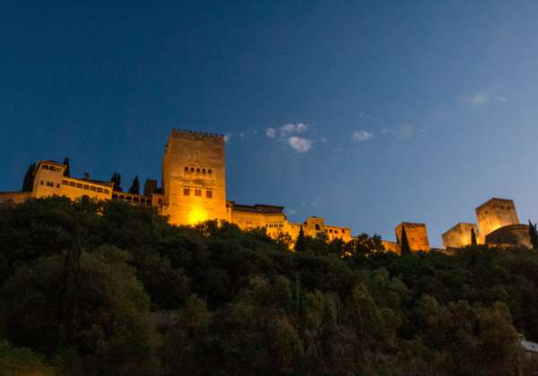 Granada und die Alhambra Granada und die Alhambra Wir besuchen die Stadt am Fuß der spanischen Sierra Nevada und lassen uns durch die lengendäre...