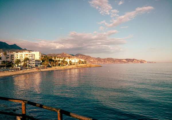 Nerja und Frigiliana Nerja und Frigiliana Wir finden einen Platz, der Balkon von Europa heißt und besuchen eines der berühmten weißen Dörfer...